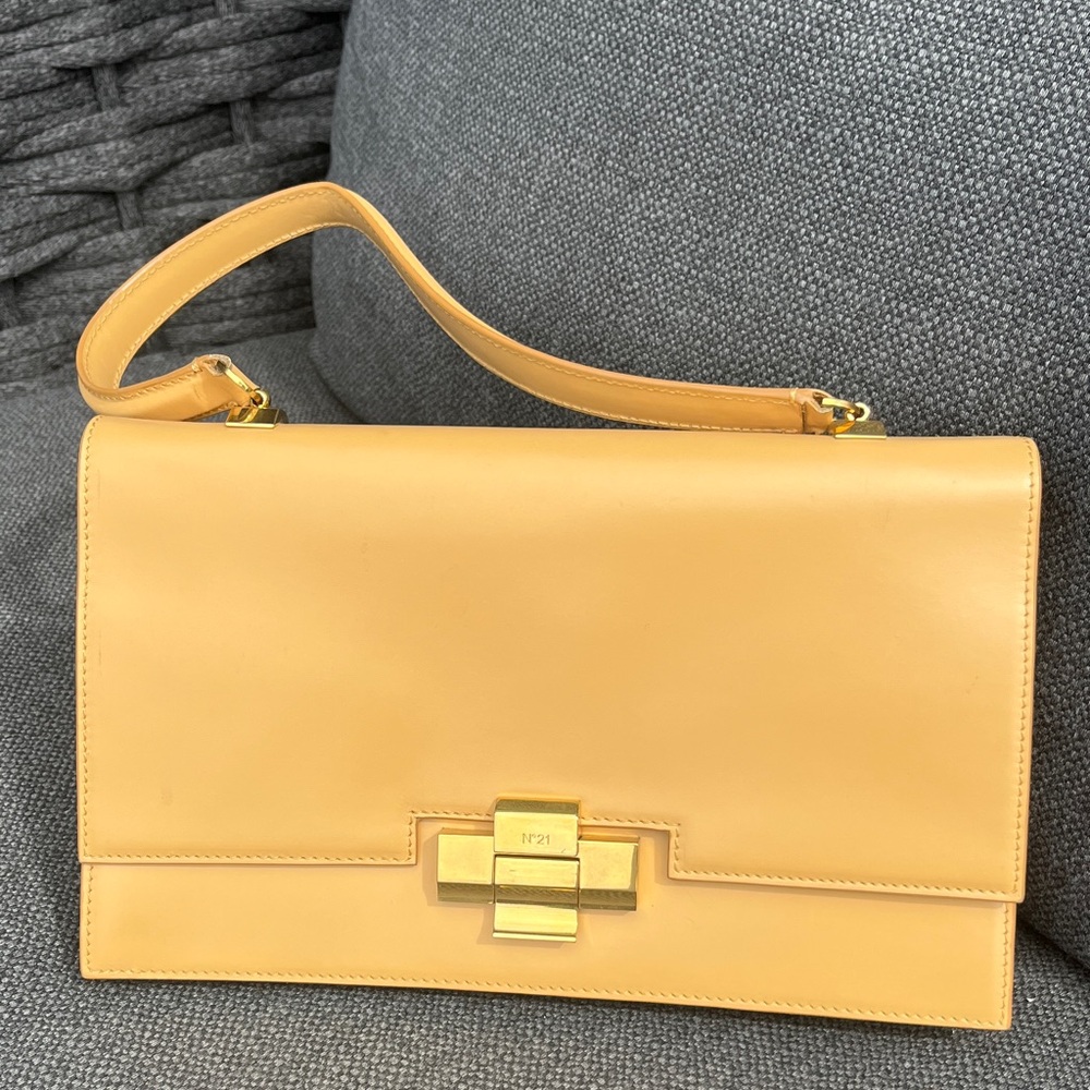 No21 Fine Leather Shoulder Bag Worn once.  Measures 12”x7”